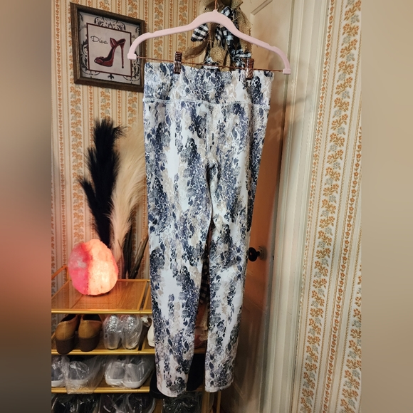 Evolution and Creation Womens Athletic Pants Sz M Pre-Loved White Tan Black - Picture 2 of 3